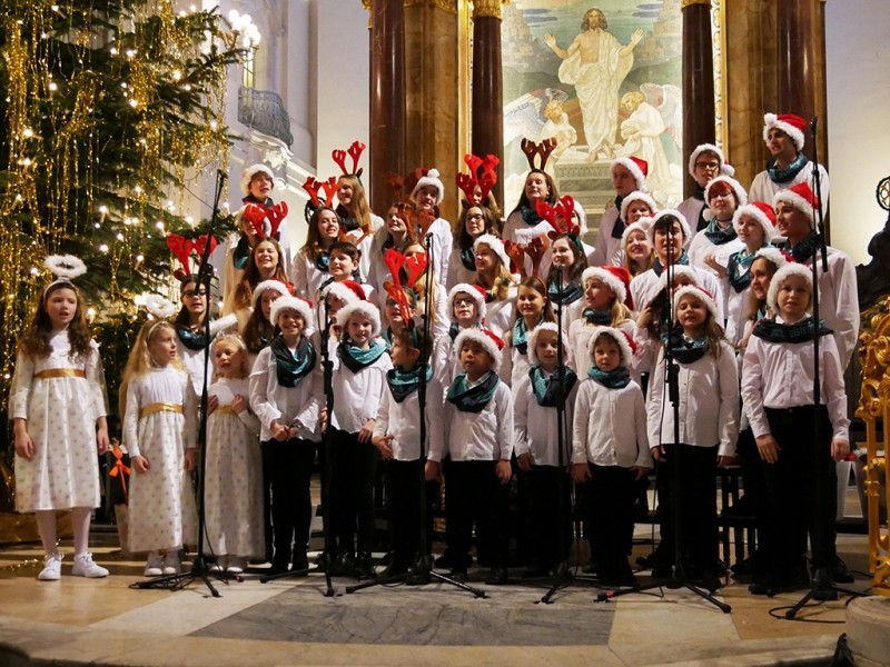 Ladinia,
 Sandra Keck und Lilly warten auf den Weihnachtsmann.