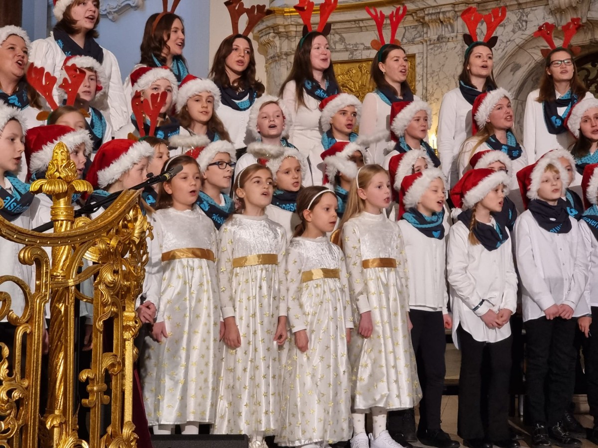 Ladinia,
 Sandra Keck und Lilly warten auf den Weihnachtsmann.